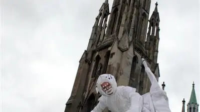 Giant spider set to ensnare crowd