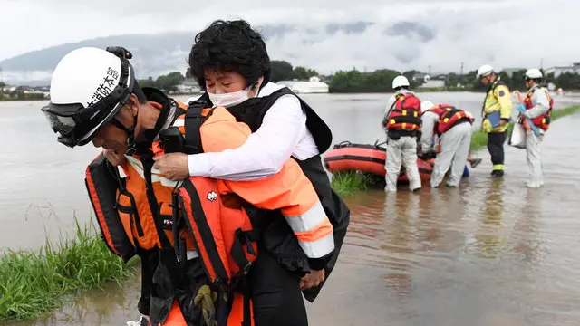 400,000 evacuated as heavy rains hit Japan
