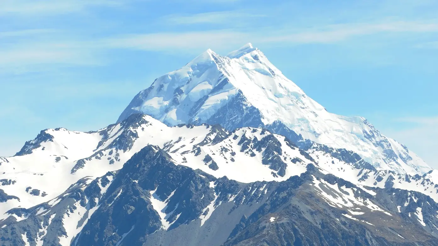 First skiers descend dangerous face of Aoraki
