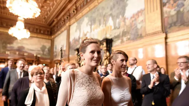 First 'I do' as same-sex marriage comes to Germany