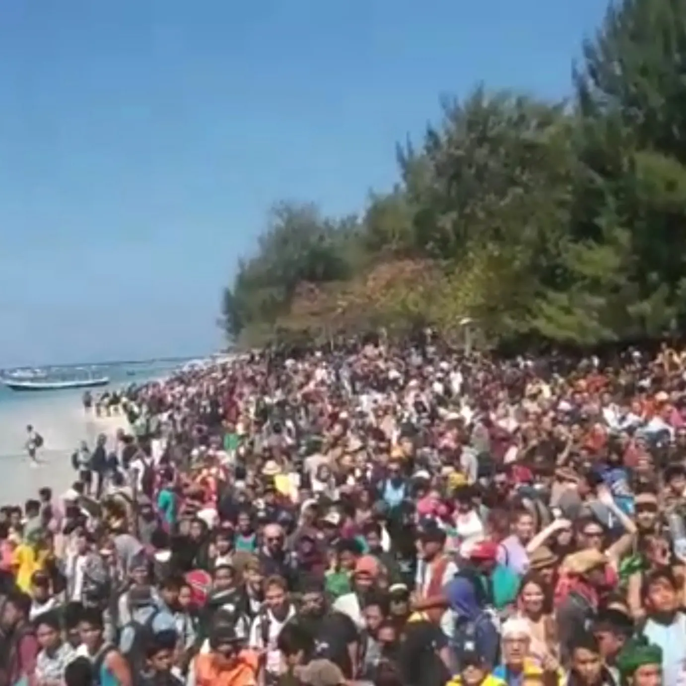 Rattled tourists flee Lombok