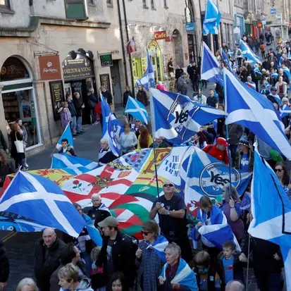 Thousands of Scots march for independence