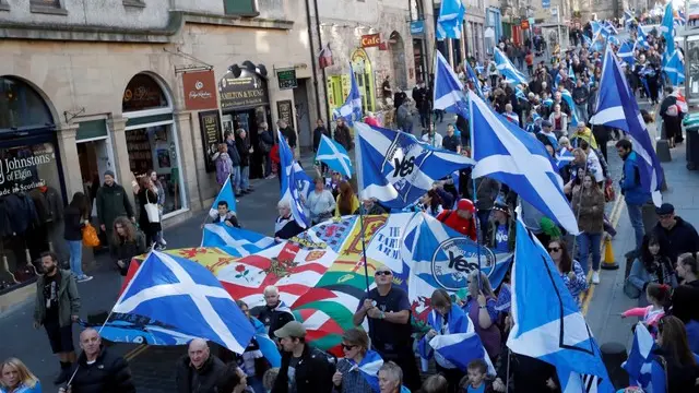 Thousands of Scots march for independence