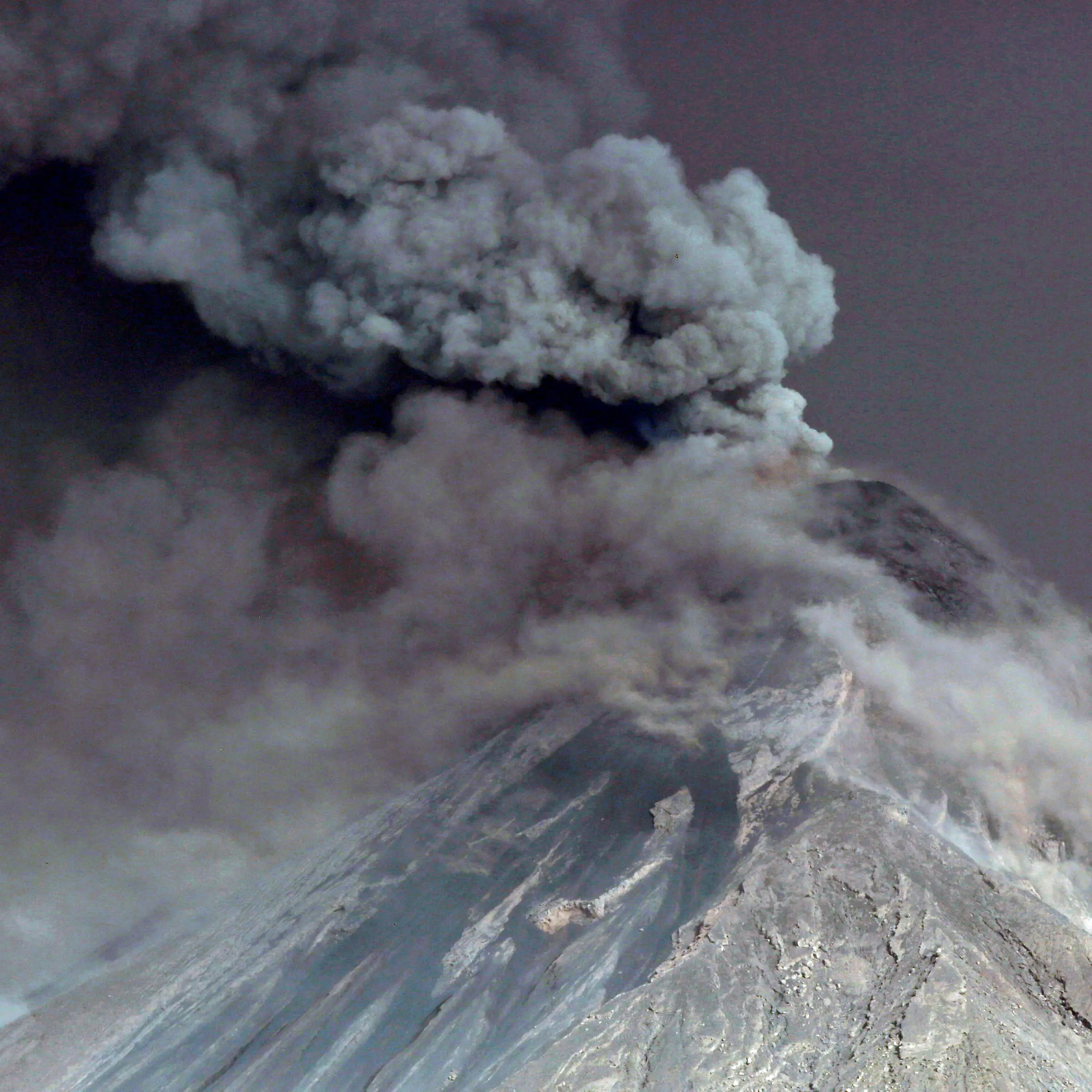 Thousands evacuated as Guatemala volcano erupts