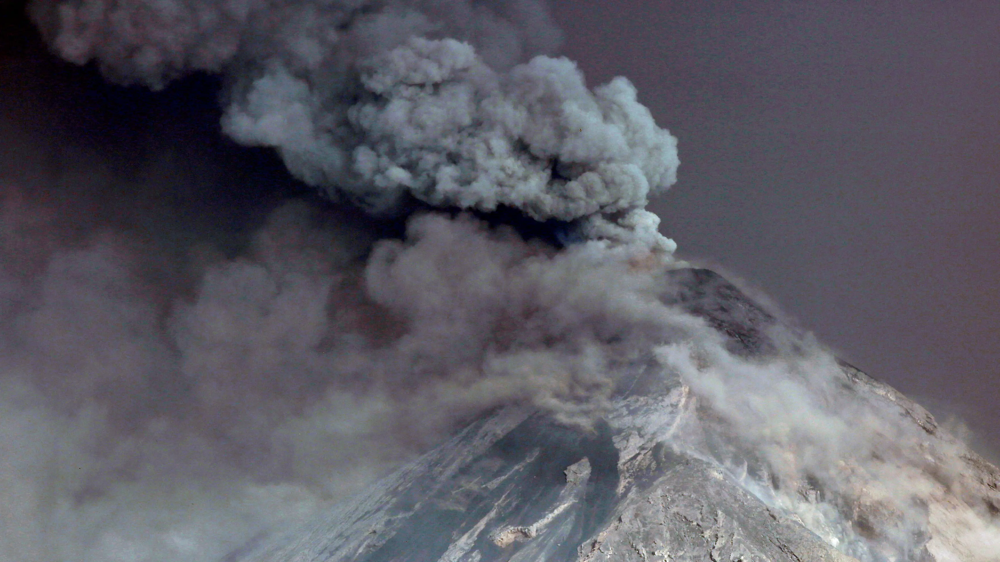 Thousands evacuated as Guatemala volcano erupts