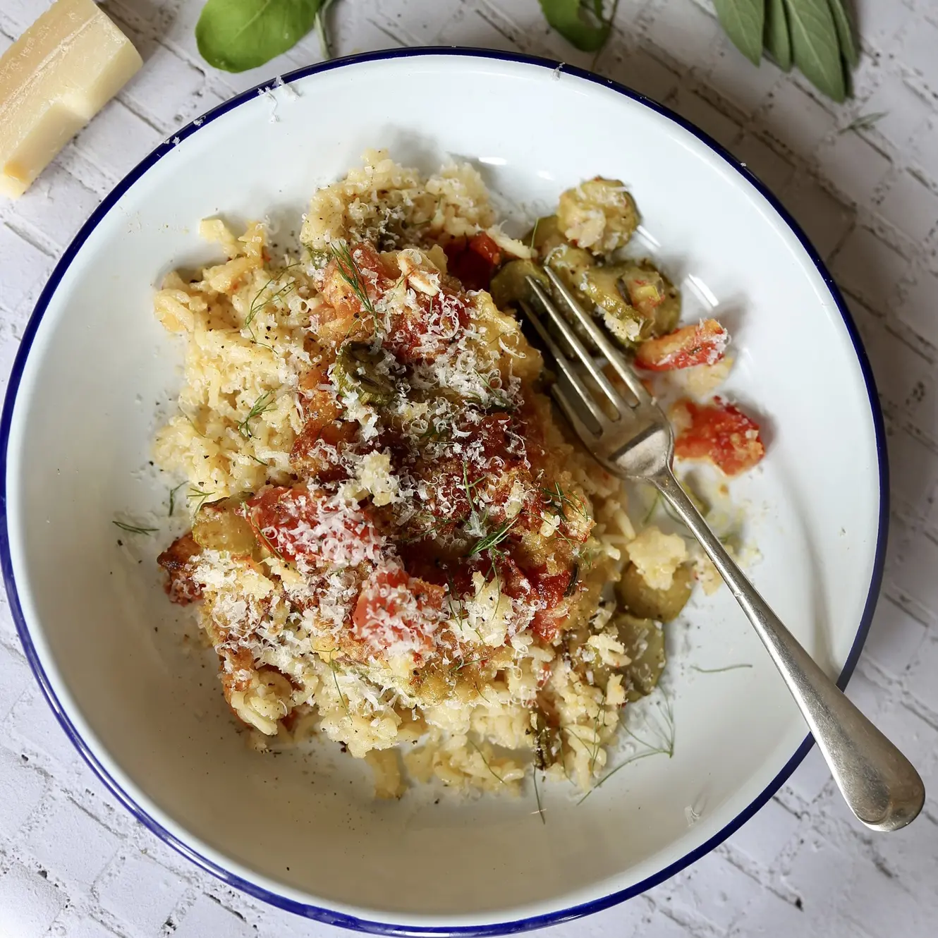 Baked rice with courgettes and tomatoes