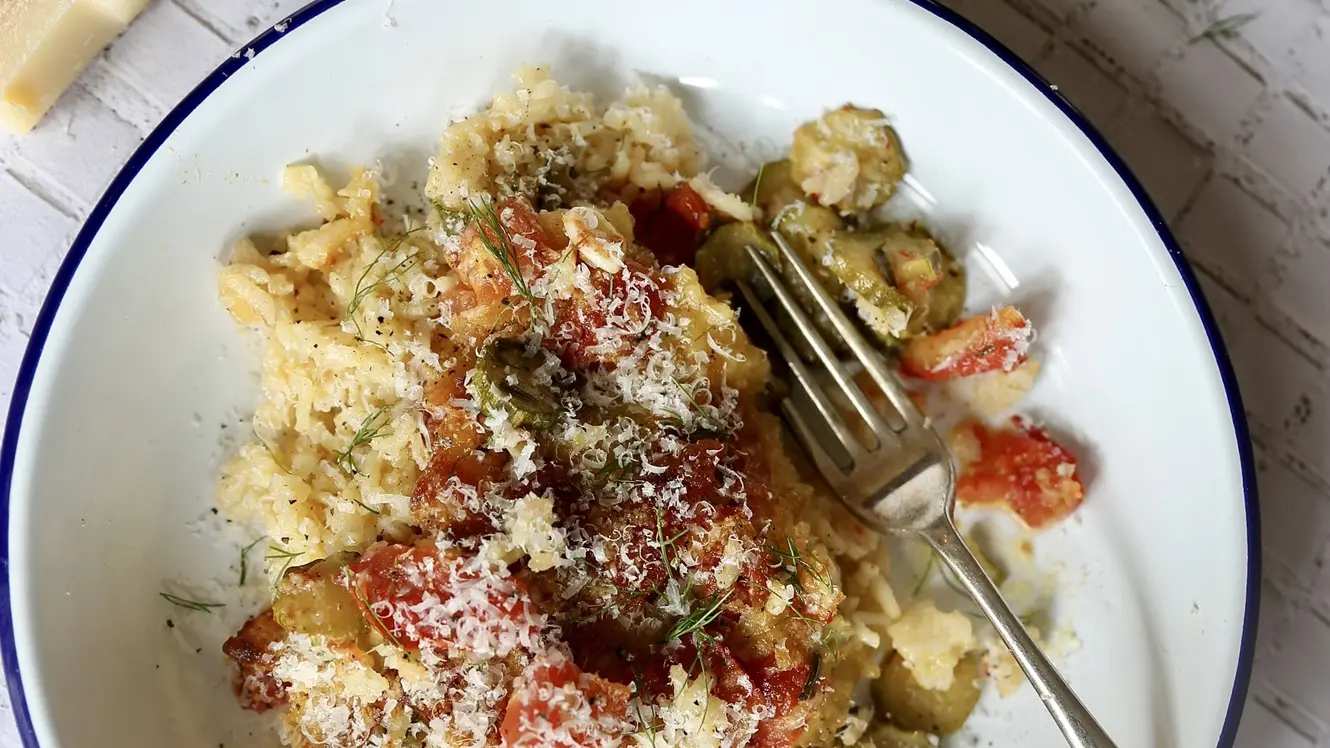 Baked rice with courgettes and tomatoes