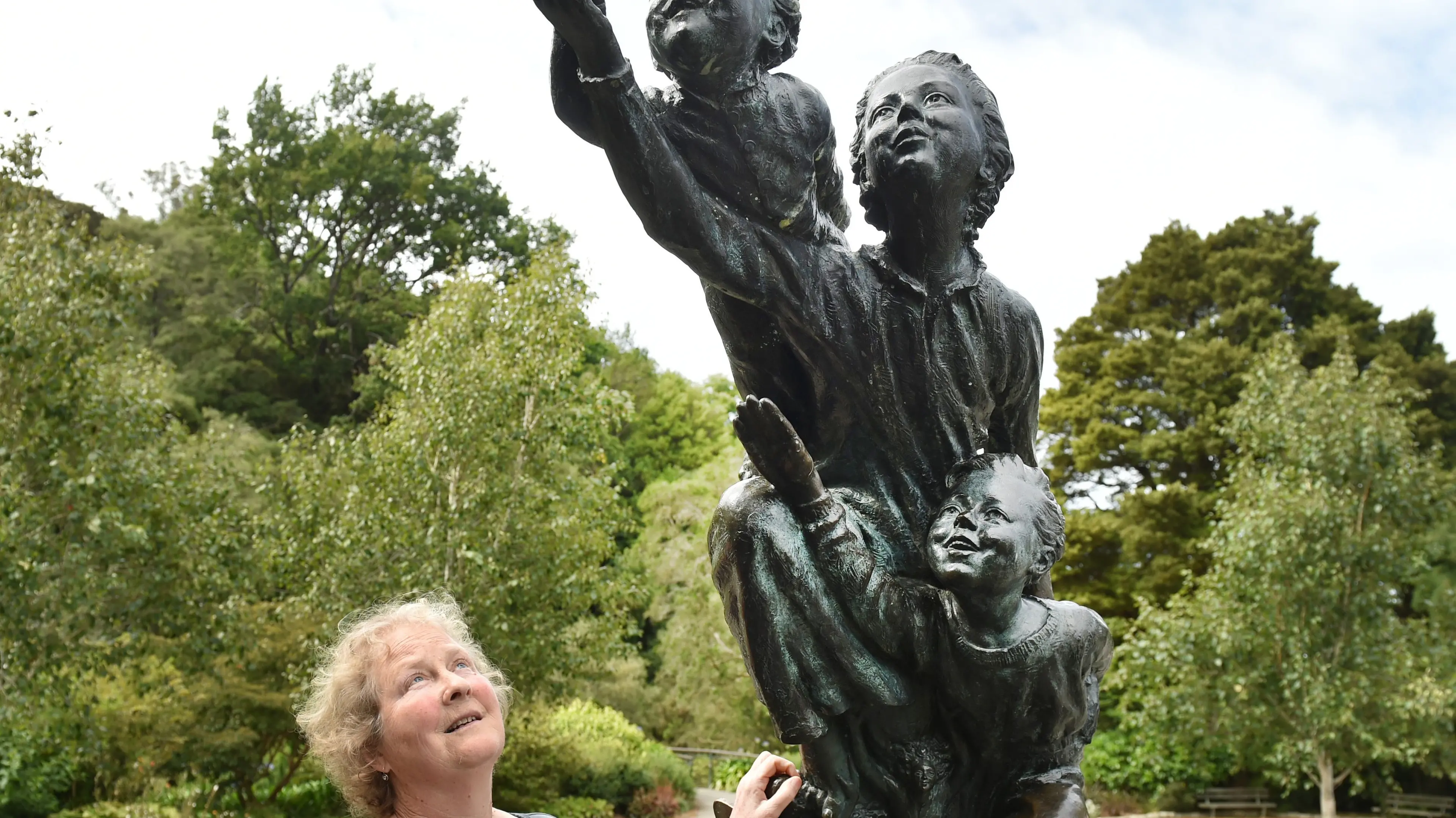Wendy model visits statue for first time