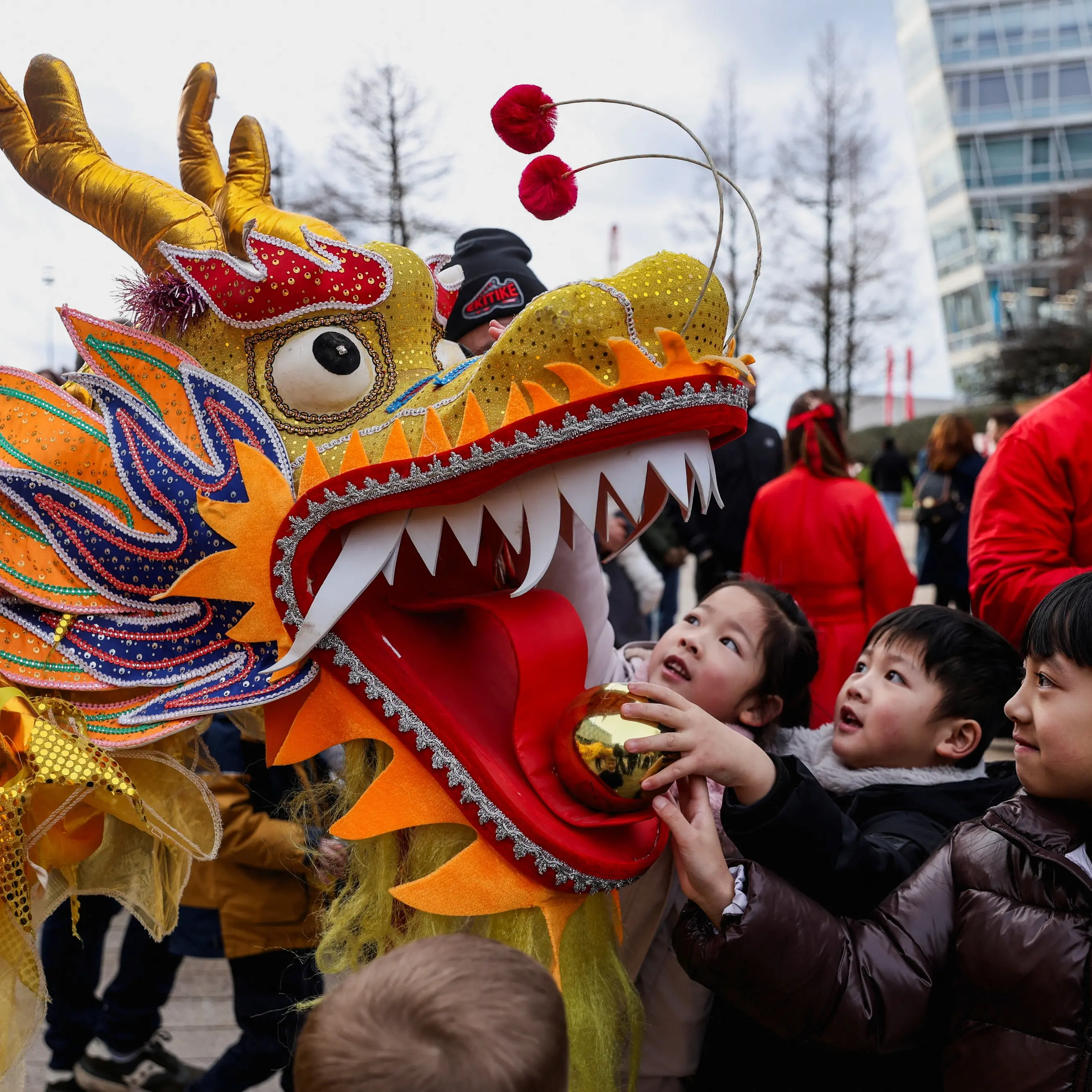 Dancing dragon heralds Lunar New Year