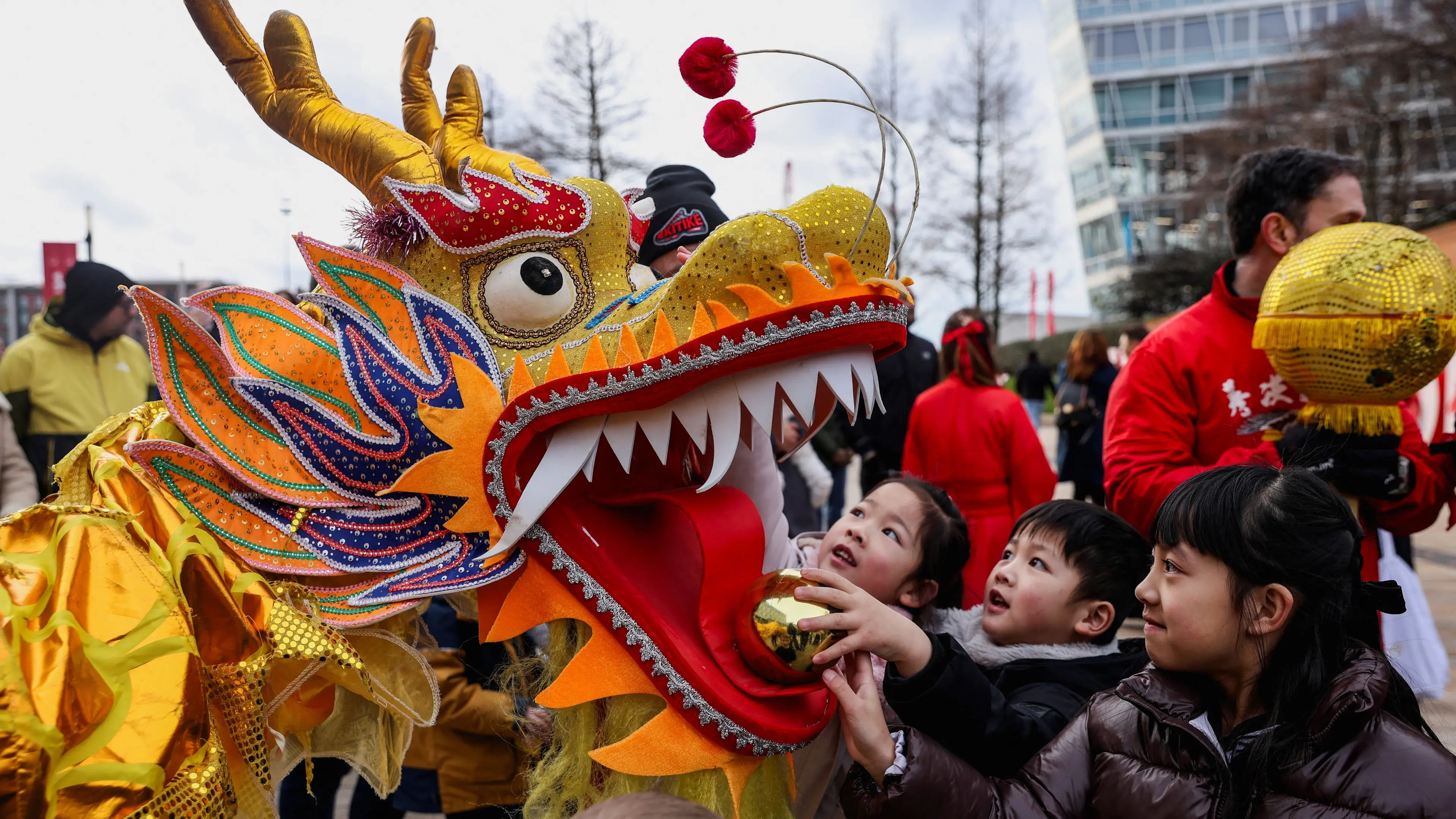 Dancing dragon heralds Lunar New Year