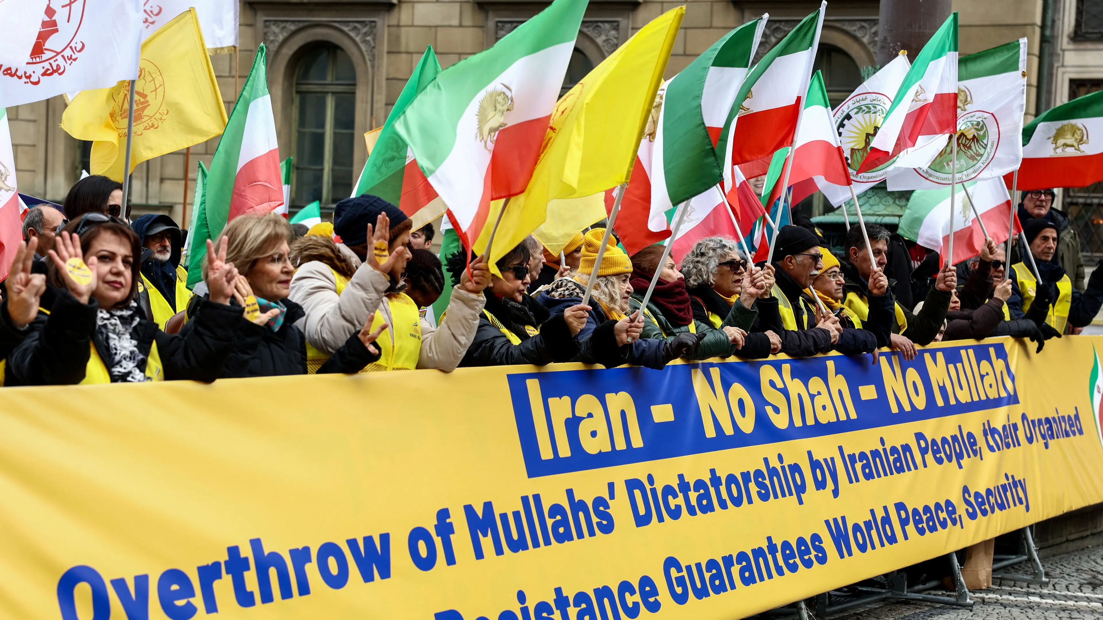 US military pressure builds against Iran