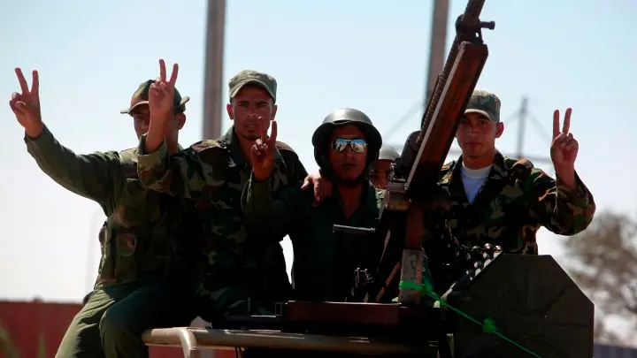 Civilians in peril in battle for Gaddafi stronghold