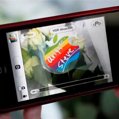 Apple's iPhone 4S breaks early order record