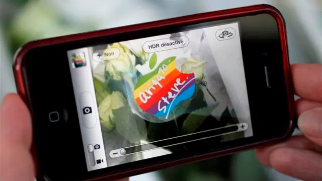 Apple's iPhone 4S breaks early order record