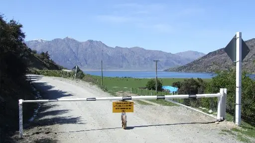 Reminder station legally controlling road