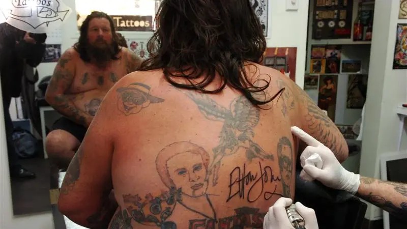 Super-fan gets Elton's autograph tattooed on his back