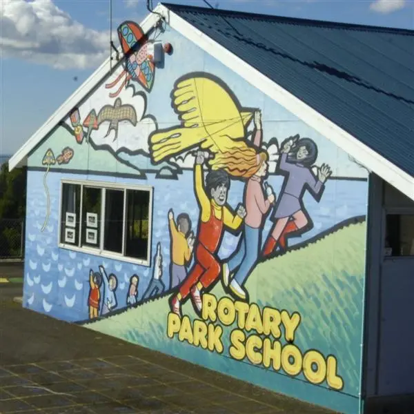 Five board of trustees members resign over principal concerns