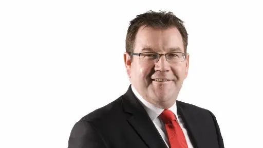 Robertson backs Shearer's bid
