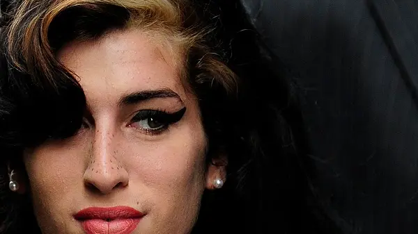 Winehouse album roars to top of UK charts
