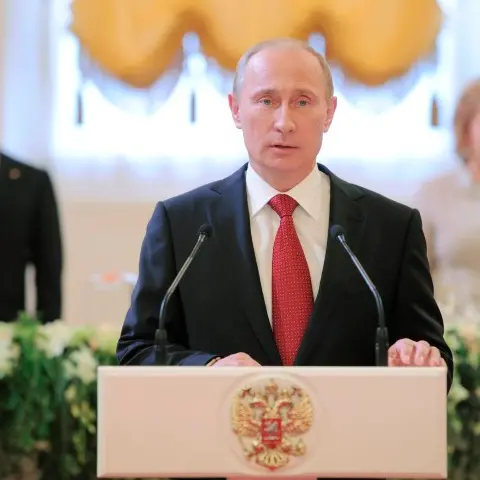 Putin pledges unity on return to Kremlin