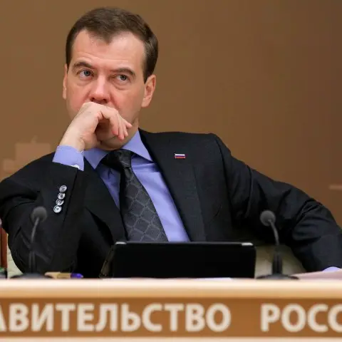 Medvedev sounds warning over Iran, Syria