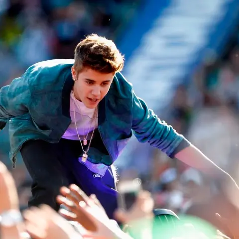 'Vampire Diaries', Bieber lead teen choice nominees
