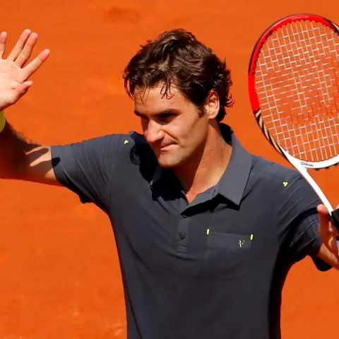 Tennis: Djokovic, Federer advance in France