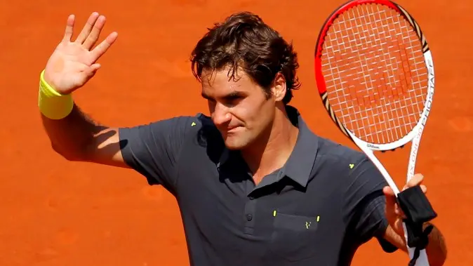 Tennis: Djokovic, Federer advance in France