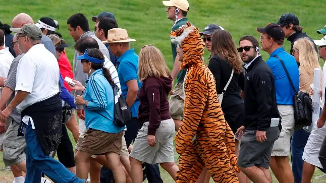 Golf: Furyk leads, Woods stumbles in US open