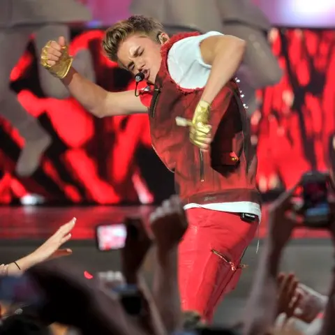 Speeding Bieber possibly dodging paparazzi