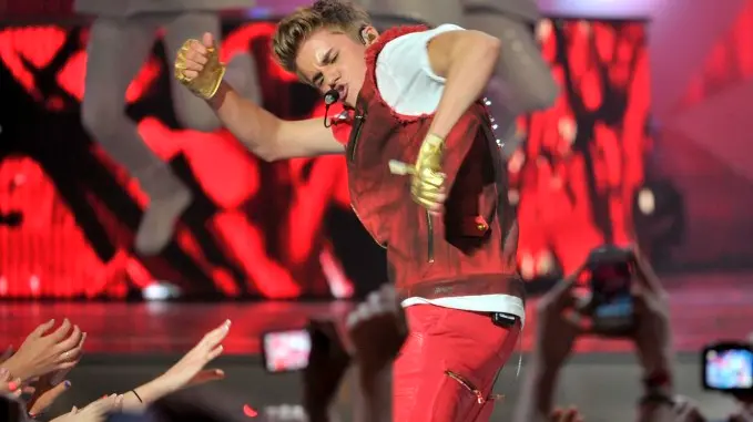 Speeding Bieber possibly dodging paparazzi