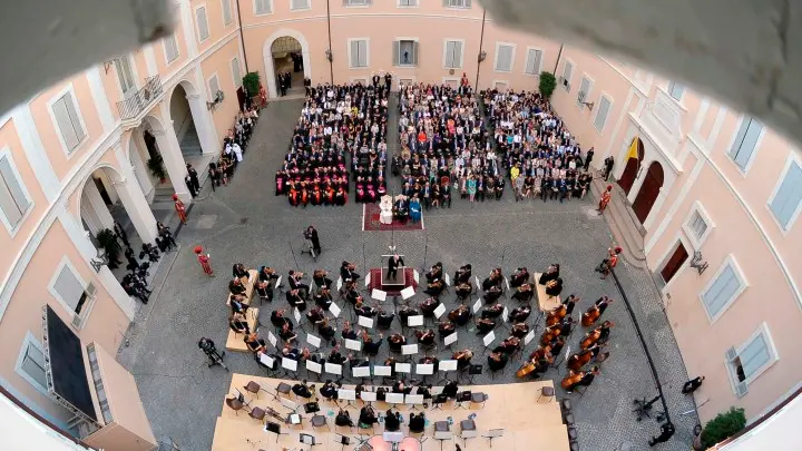 Arab-Israeli orchestra plays for Pope