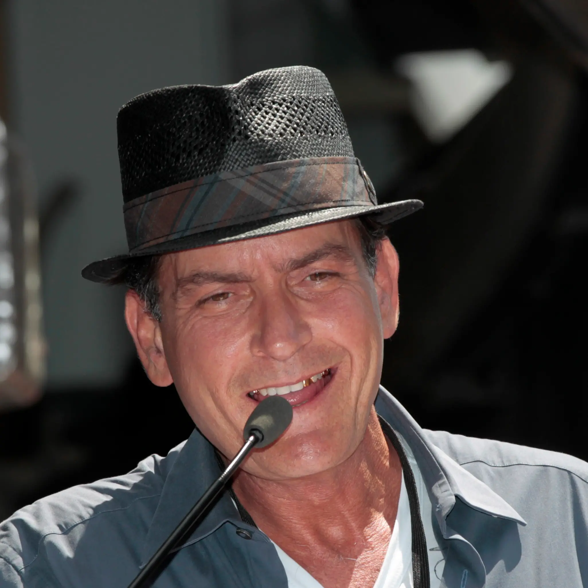 Charlie Sheen pledges $1 million to US military group
