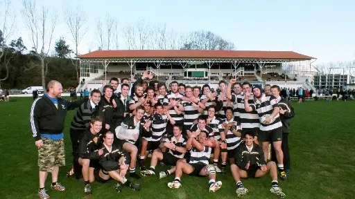 Rugby: Rival clubs share spoils