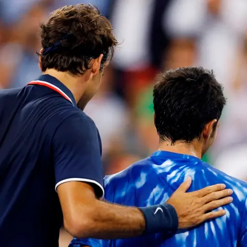 Tennis: Federer strolls into third round