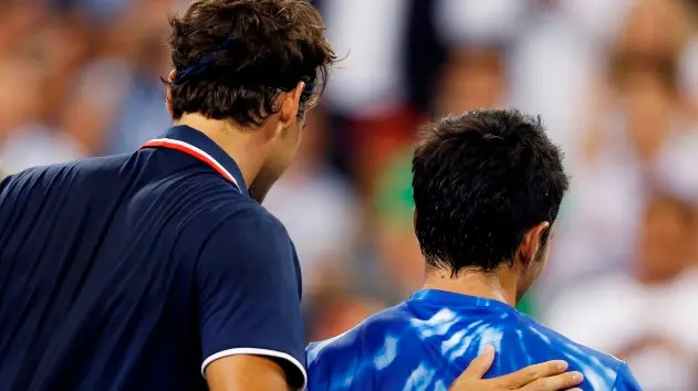 Tennis: Federer strolls into third round