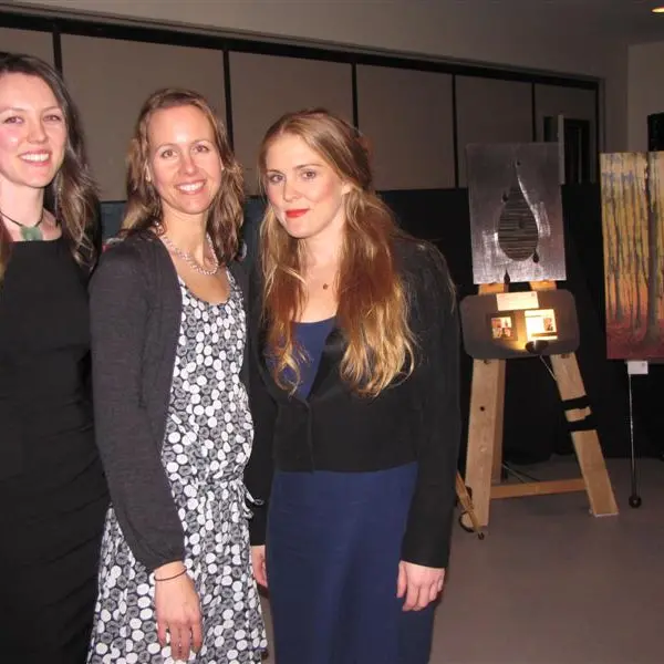Art sale boosts foundation coffers