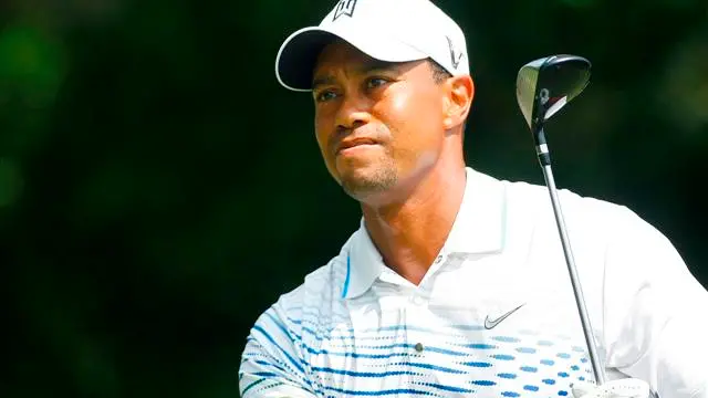 Golf: Tiger roars into share of lead