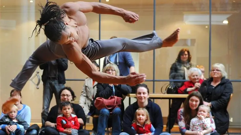 Video: Welcome turns into dance of cultures
