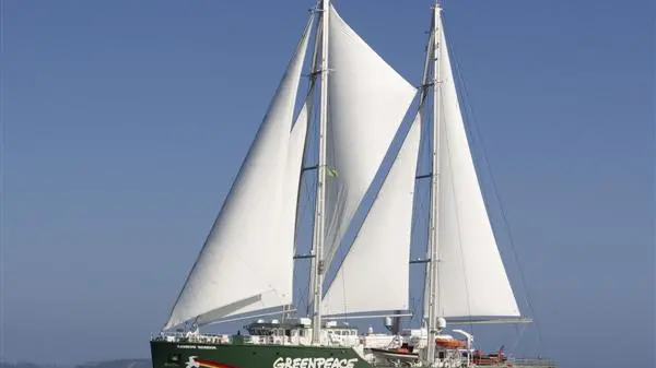 'Rainbow Warrior' too tall to visit