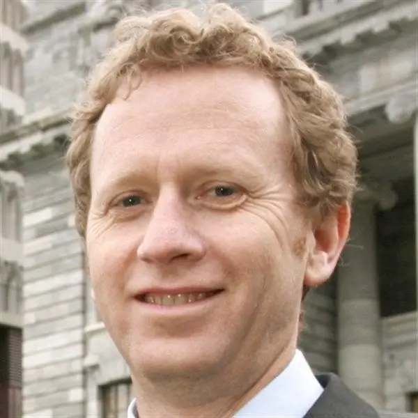 Call for governor to cut cash rate, fight for jobs