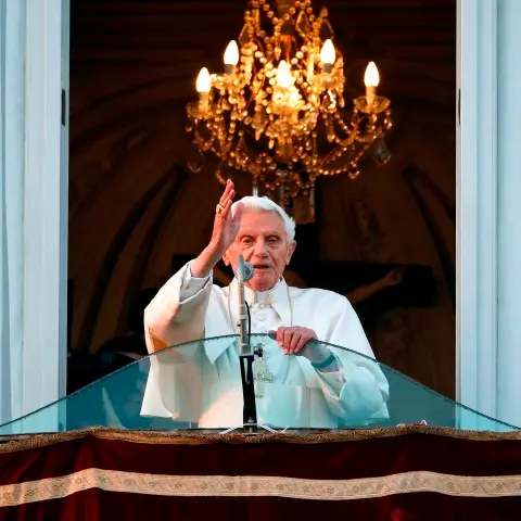 Pope Benedict leaves Vatican