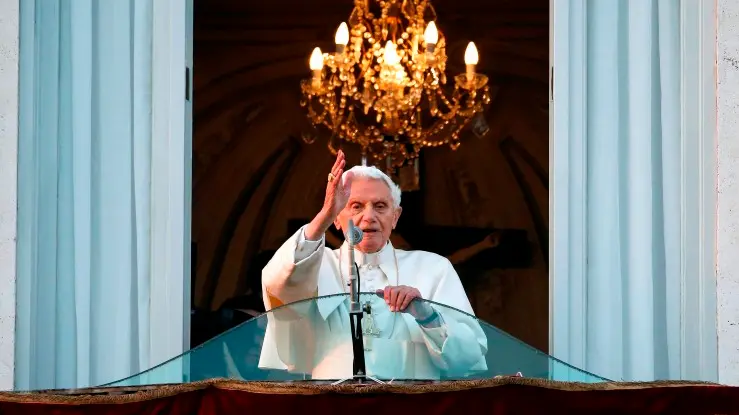 Pope Benedict leaves Vatican