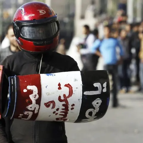 Egypt protesters torch buildings, target Suez Canal