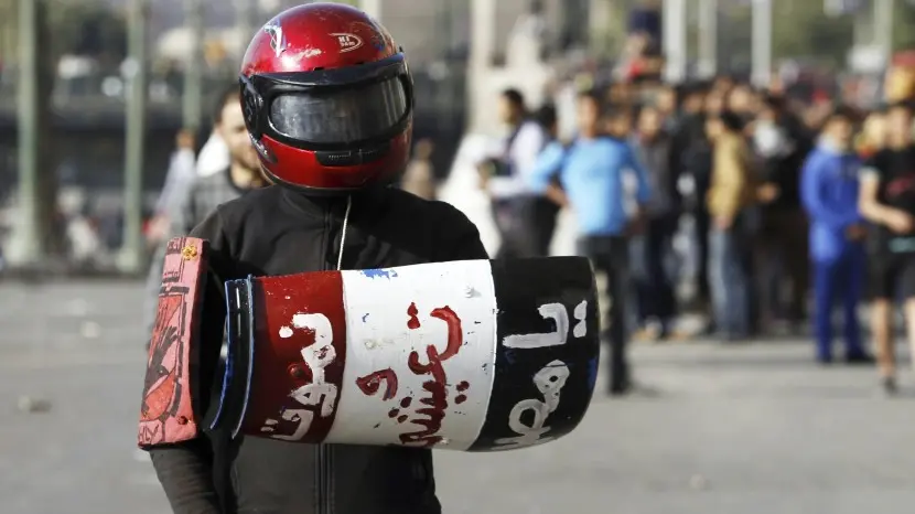 Egypt protesters torch buildings, target Suez Canal
