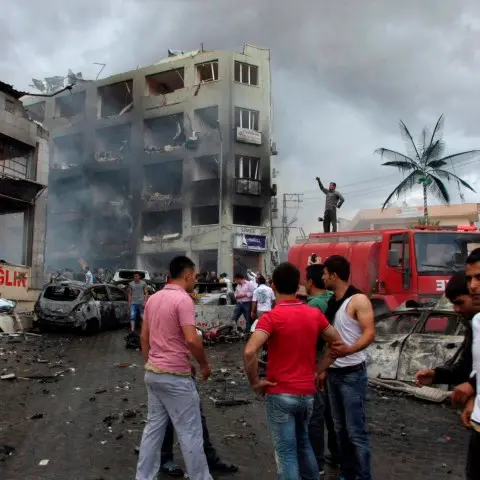 Deadly blasts hit Turkey border town