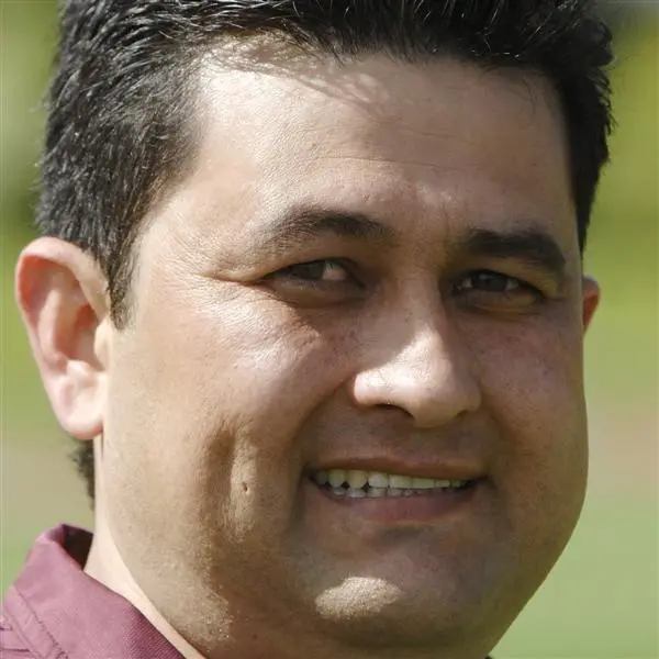 Football: Island still leads league after draw
