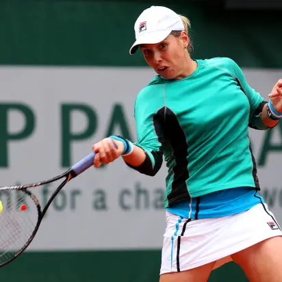 Tennis: Erakovic stuns to advance in France