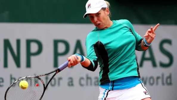 Tennis: Erakovic stuns to advance in France