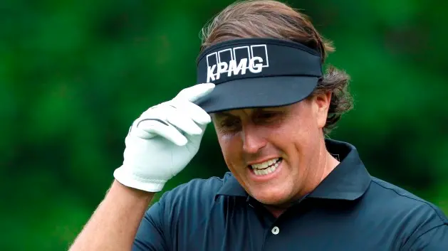 Golf: Mickelson takes early US Open lead